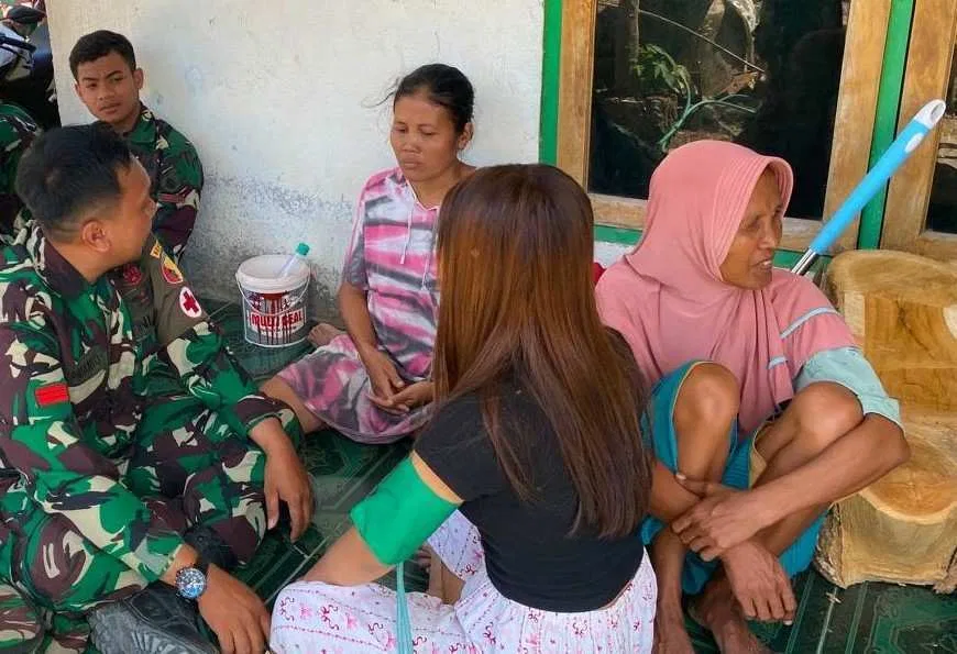 Sentuhan Hangat di Teras Rumah: Ketika Satgas TMMD 129 Bojonegoro Hadirkan Senyum dan Layanan Kesehatan Gratis bagi Warga Kedungpandan Sentuhan Hangat di Teras Rumah: Ketika Satgas TMMD 129 Bojonegoro Hadirkan Senyum dan Layanan Kesehatan Gratis bagi Warga Kedungpandan