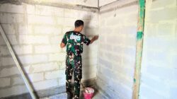 Hadirkan Harapan Baru: Satgas TMMD 129 Bojonegoro Poloskan Dinding Rumah Ibu Jasmiati