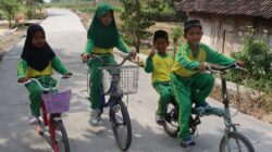 Senyum Ceria Anak-Anak Kesongo, Menyusuri Jalan Baru Hasil TMMD 129 Bojonegoro