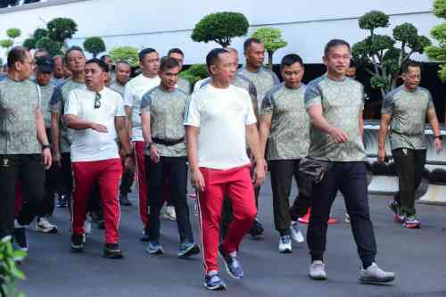 Panglima TNI dan Kasad Perkuat Soliditas Melalui Olahraga Bersama Prajurit Panglima TNI dan Kasad Perkuat Soliditas Melalui Olahraga Bersama Prajurit