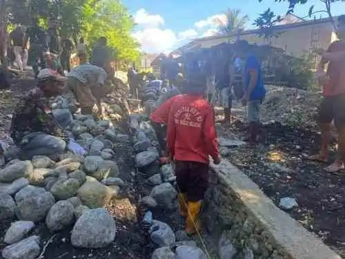 Semangat Gotong Royong Satgas TMMD ke-129 Kodim 1505/Tidore dan Warga Bangun Drainase di Desa Lolobata