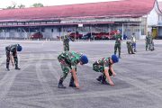 Pastikan Apron Bebas FOD, Personel Lanud Sjamsudin Noor Sisir Benda Asing Jaga Keselamatan Penerbangan Tetap Aman