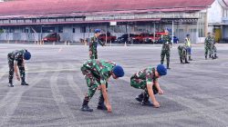 Pastikan Apron Bebas FOD, Personel Lanud Sjamsudin Noor Sisir Benda Asing Jaga Keselamatan Penerbangan Tetap Aman