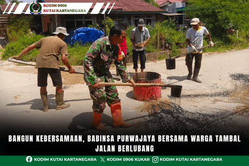 Bangun Kebersamaan, Babinsa Purwajaya Bersama Warga Tambal Jalan Berlubang