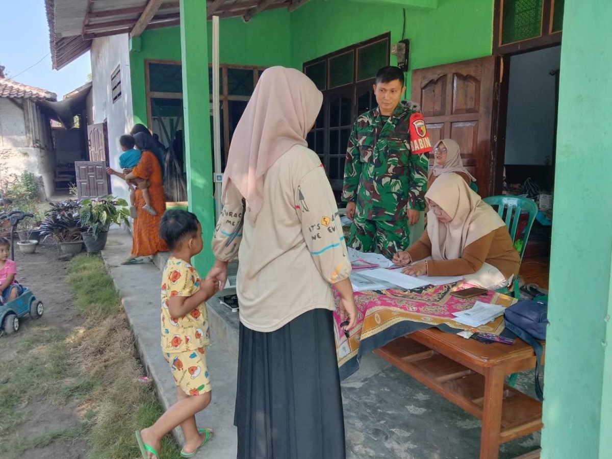 Tingkatkan Kesehatan Anak Dan Cegah Stunting, Serda Fiyan Setyadi Dampingi Posyandu ILP Di Desa Kebon Agung Tingkatkan Kesehatan Anak Dan Cegah Stunting, Serda Fiyan Setyadi Dampingi Posyandu ILP Di Desa Kebon Agung