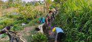 Dukung Ketahanan Pangan, Serda Nurhatib Dampingi Poktan Margo Rukun III Bersihkan Irigasi Sawah
