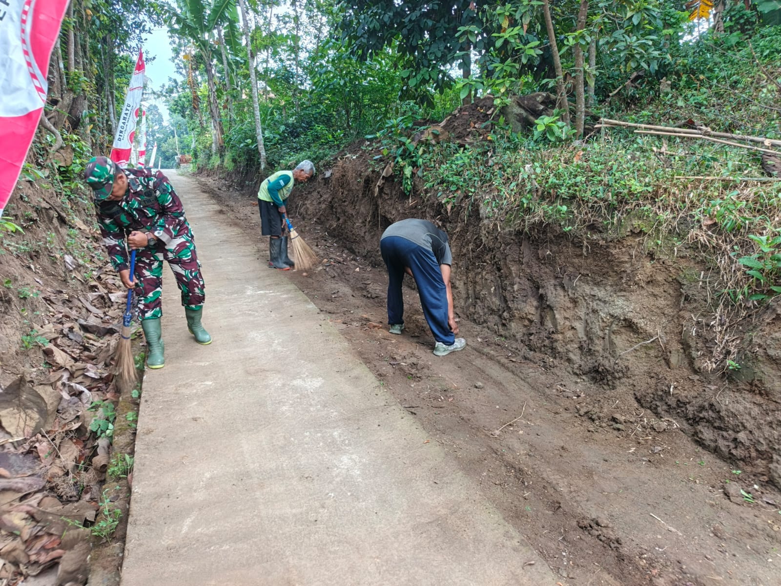 Ciptakan Lingkungan Bersih dan Sehat, Serda Suhartono Bersama Warga Banggle Gelar Kerja Bakti