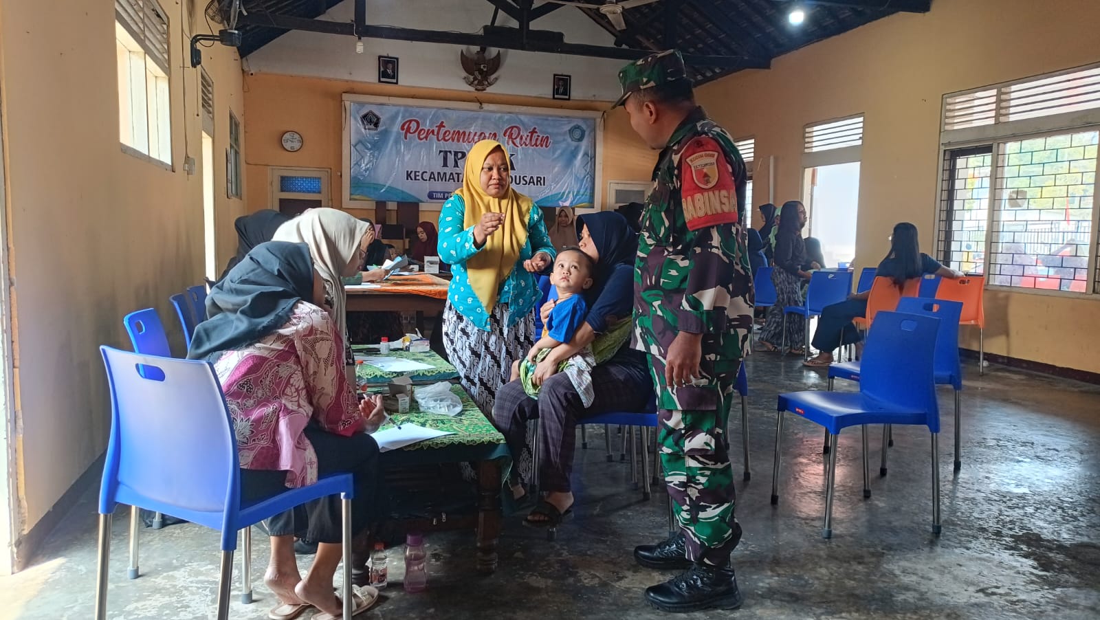 Wujudkan Balita Sehat, Sertu Alvian Zakaria Dampingi Layanan Posyandu Di Desa Gondang
