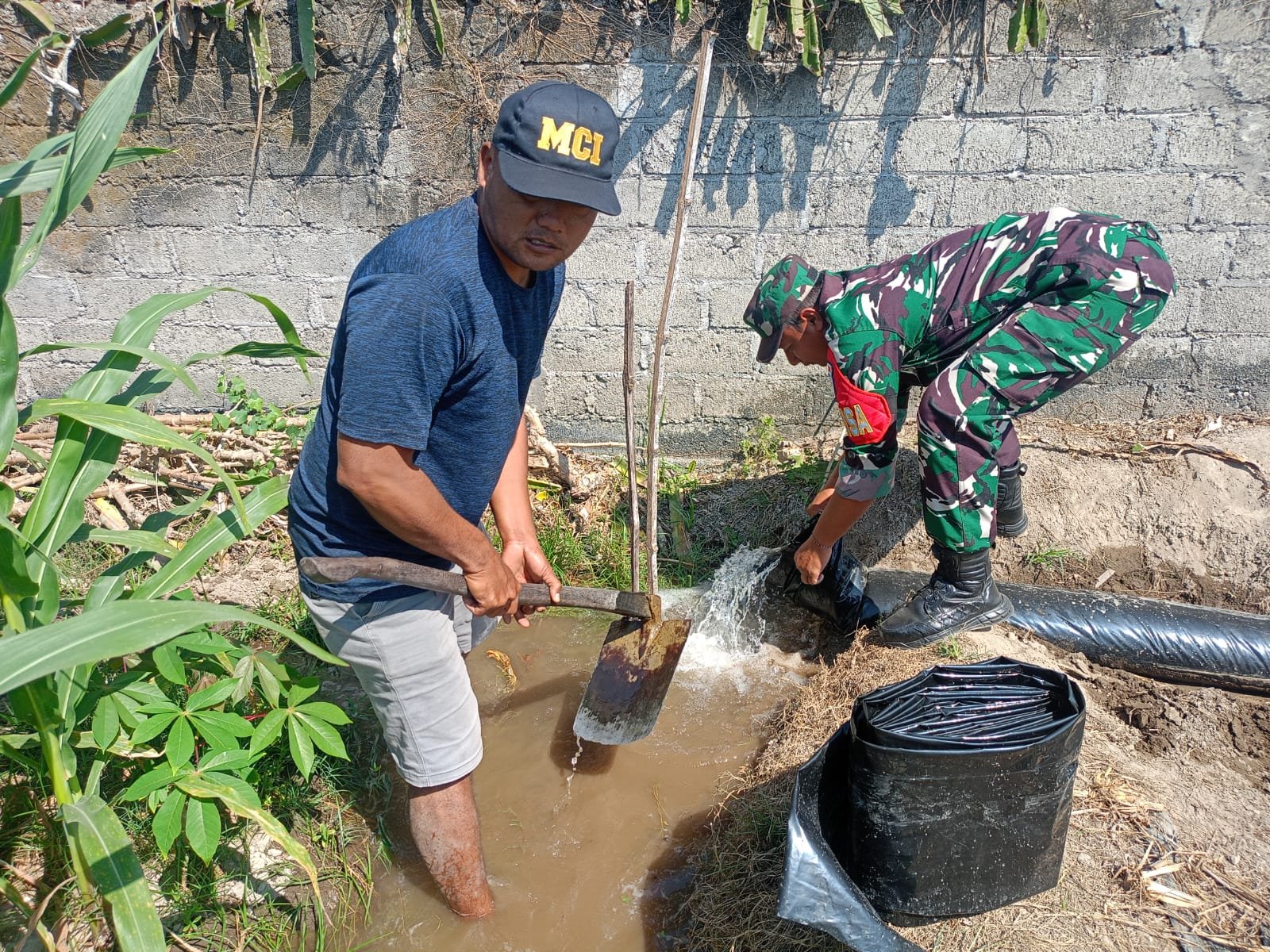Sinergi TNI Dan Petani Babinsa Purwokerto Pastikan Pasokan Air Lahan Jagung Dusun Tumpuk Optimal Sinergi TNI Dan Petani Babinsa Purwokerto Pastikan Pasokan Air Lahan Jagung Dusun Tumpuk Optimal