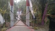 Kondisi ini menyebabkan jembatan mengalami kemiringan, namun struktur utama jembatan dipastikan tetap berada pada posisinya