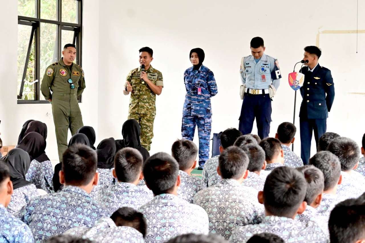 Dari Rasa Ingin Tahu Hingga Cita-Cita, Lanud Sjamsudin Noor Dekatkan Dunia TNI AU Dengan Siswa SRMP 20 Budi Luhur