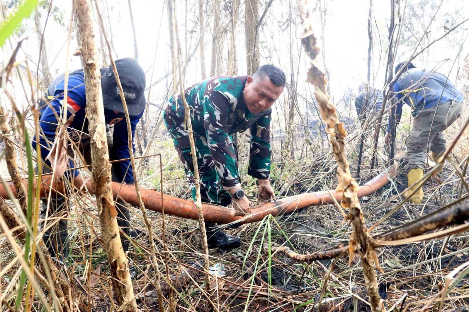 Api Belum Usai Perjuangan Berlanjut, Satgas Irigasi Lanud Sjamsudin Noor Terus Perkuat Upaya Padamkan Karhutla Kalsel Optimalkan Air Hingga Dinginkan Lahan Gambut