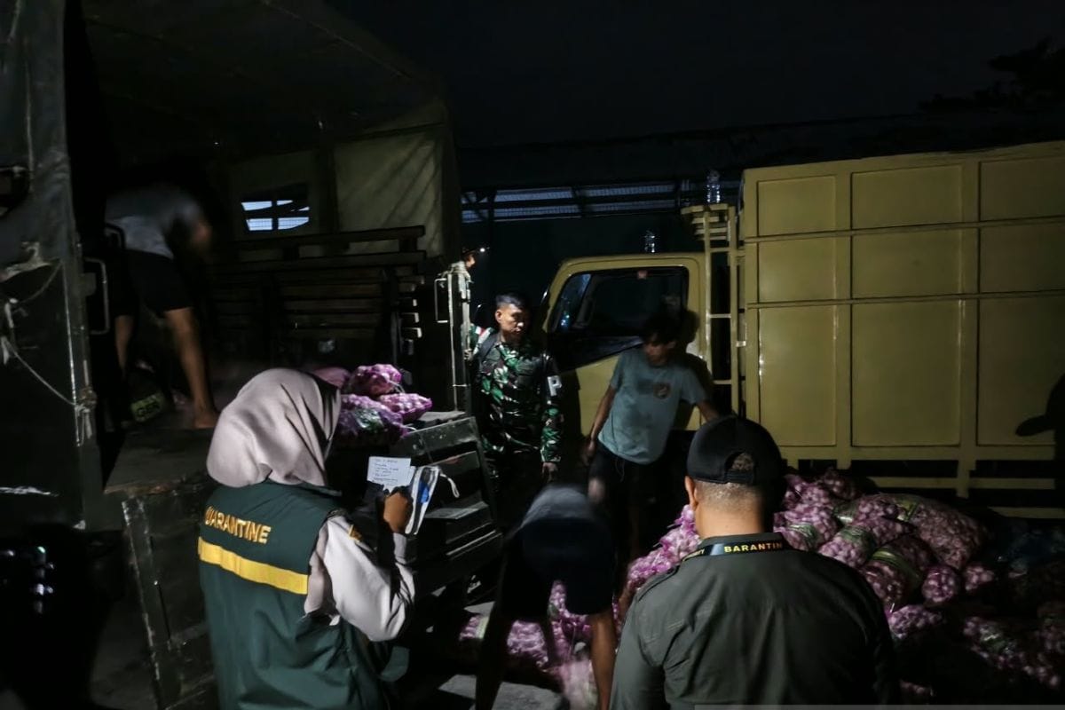 Dalam operasi tersebut, lanjut dia, Lanal Ranai mengerahkan sejumlah prajurit dan kendaraan untuk mengangkut komoditas yang diamankan Dalam operasi tersebut, lanjut dia, Lanal Ranai mengerahkan sejumlah prajurit dan kendaraan untuk mengangkut komoditas yang diamankan