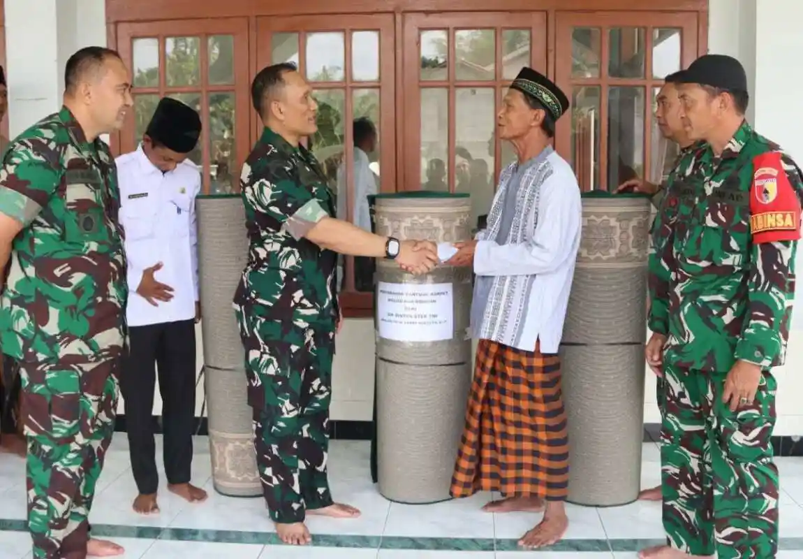Kepedulian Tanpa Batas: Tim Wasev TMMD 129 Bojonegor Salurkan Bantuan Karpet Tempat Ibadah