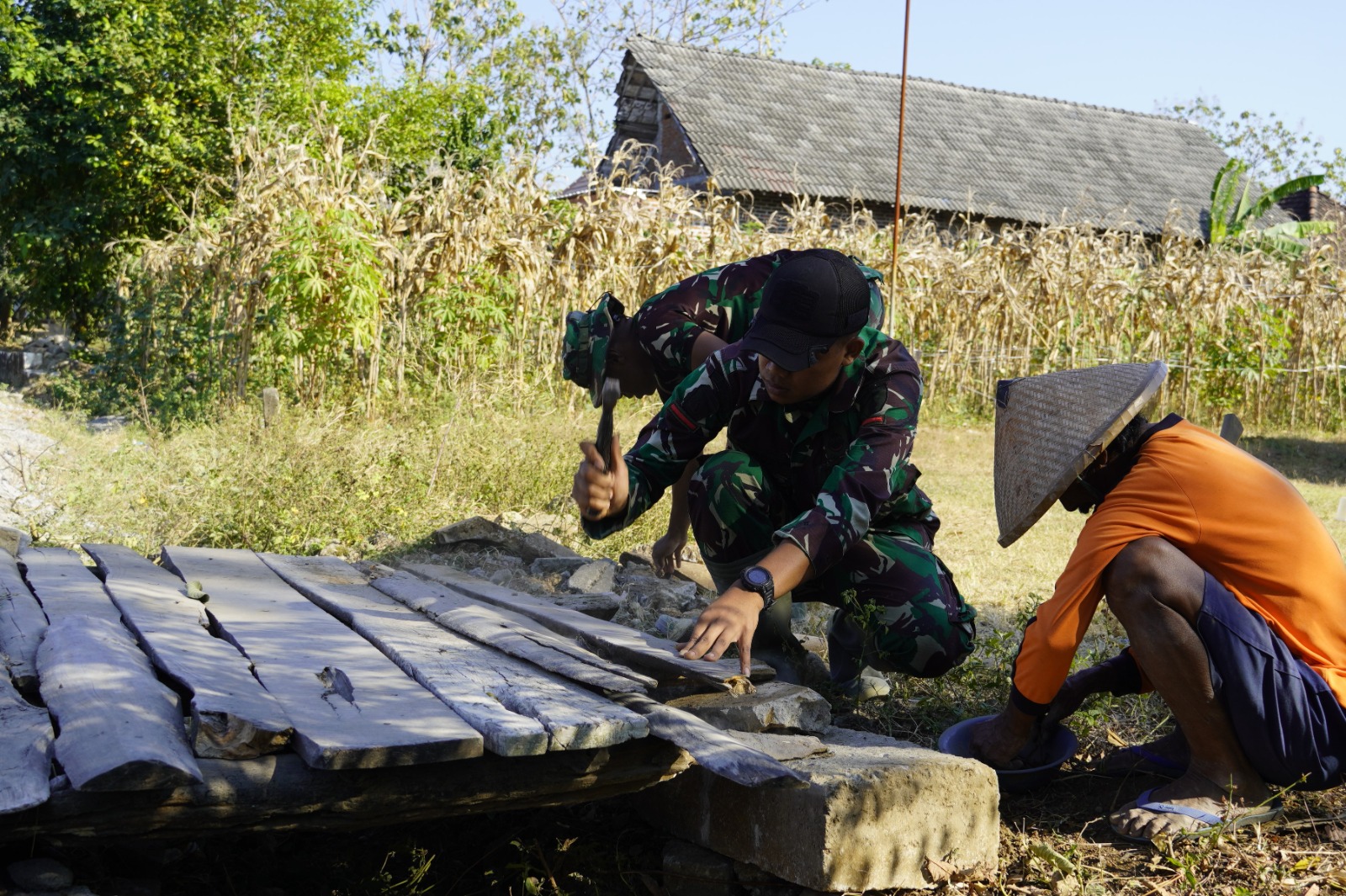 Lelah Tak Terasa: Satgas TMMD 129 Bojonegoro Bantu Benahi Jembatan Warga Kesongo