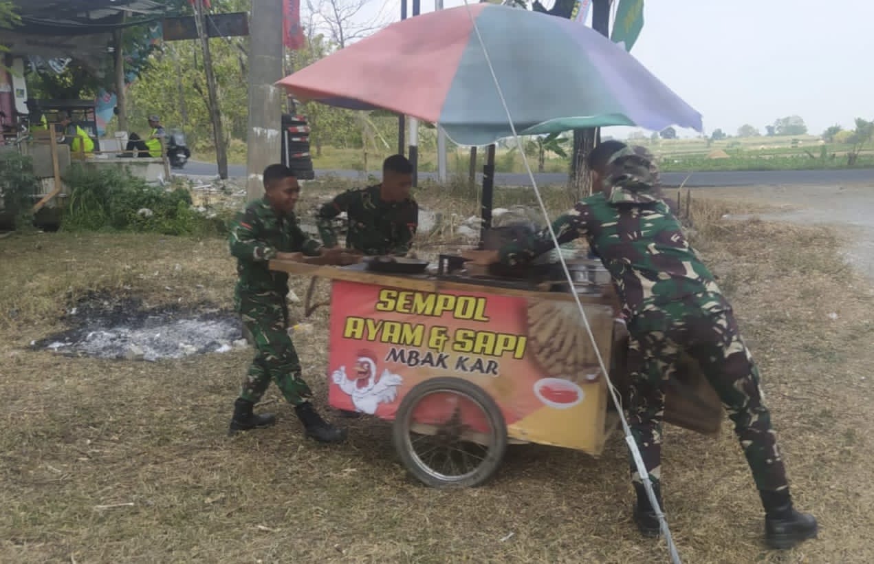 Aksi Peduli Satgas TMMD 129 Bojonegoro bantu Dorong Gerobak “Sempol” Bu Kartini