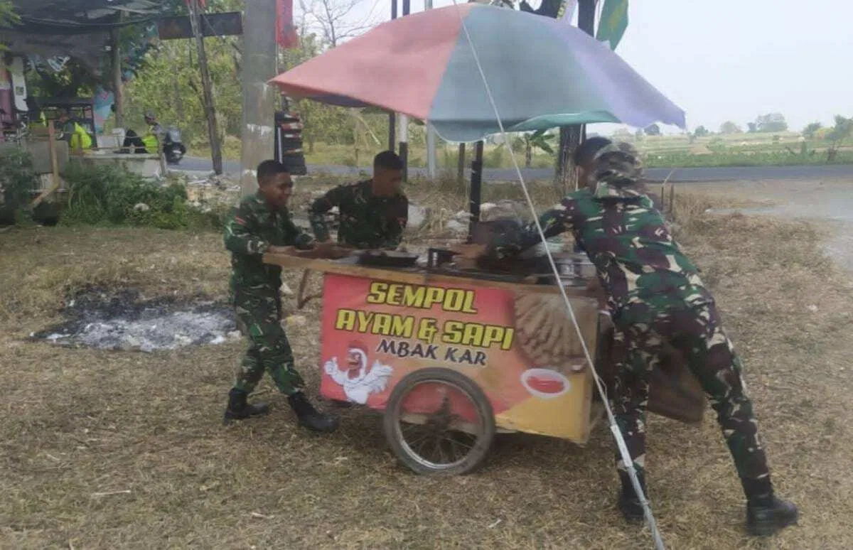 Aksi Peduli Satgas TMMD 129 Bojonegoro bantu Dorong Gerobak "Sempol" Bu Kartini