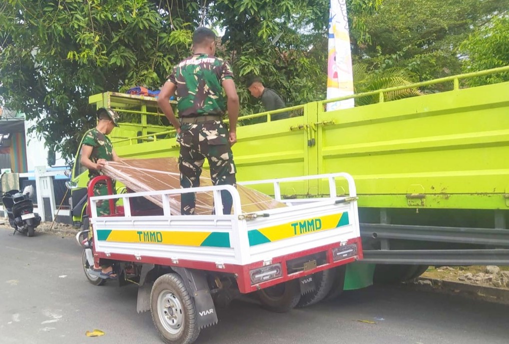 Menembus Gang Sempit: Ketika ‘Motor Roda Tiga’ Satgas TMMD 129 Bojonegoro Bawa Harapan Rumah Layak Huni Warga Kesongo