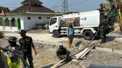 Senyum Mengembang: Satgas TMMD 129 Bojonegoro Grojok Air Bersih Door to Door di Kesongo