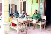 Menganyam Kebersamaan di Teras Desa: Cara Babinsa Kesongo Rangkul Warga Sukseskan TMMD 129 Bojonegoro