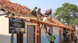 Menembus Terik, Menjaga Harapan: Satgas TMMD 129 Bojonegoro dan Warga Bahu-Membahu Pasang Genteng Rumah Bu Tini