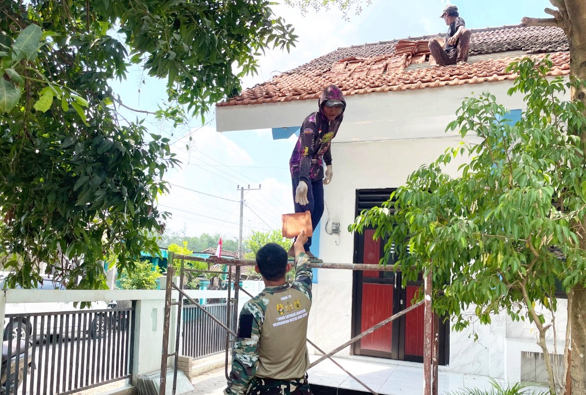 Atap Kokoh, Warna Baru: Sinergi Satgas TMMD 129 Bojonegoro dan Warga Sulap SDN Kesongo 1 Jadi Rumah Belajar Nyaman Atap Kokoh, Warna Baru: Sinergi Satgas TMMD 129 Bojonegoro dan Warga Sulap SDN Kesongo 1 Jadi Rumah Belajar Nyaman
