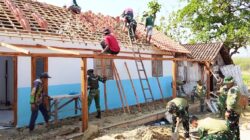 Menyusun Genting, Merajut Asa: Sentuhan Kebersamaan Satgas TMMD 129 Bojonegoro dan Warga di Kesongo