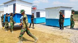 Panas Terik Tak Masalah! Satgas TMMD 129 Bojonegoro Gotong ‘Lapak Masa Depan’ Demi UMKM Kesongo