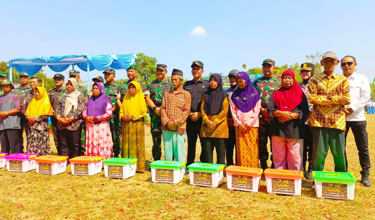Penutupan TMMD ke-129 di Kesongo Bojonegoro Diwarnai Aksi Sosial Sembako