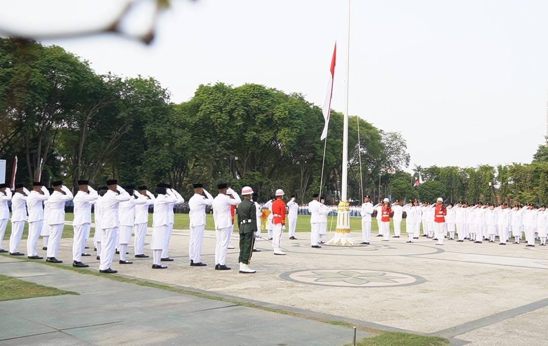 Berlangsung Khidmat: Dandim Bojonegoro Pimpin Upacara Penurunan Bendera HUT ke-81 RI