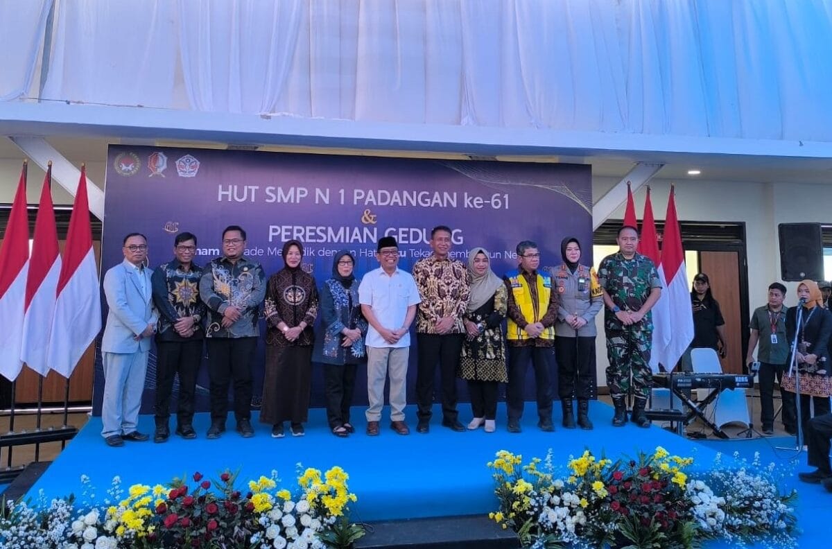 Dandim Bojonegoro Dampingi Menko PMK Hadiri Harlah dan Peresmian Gedung Baru SMPN 1 Padangan Dandim Bojonegoro Dampingi Menko PMK Hadiri Harlah dan Peresmian Gedung Baru SMPN 1 Padangan