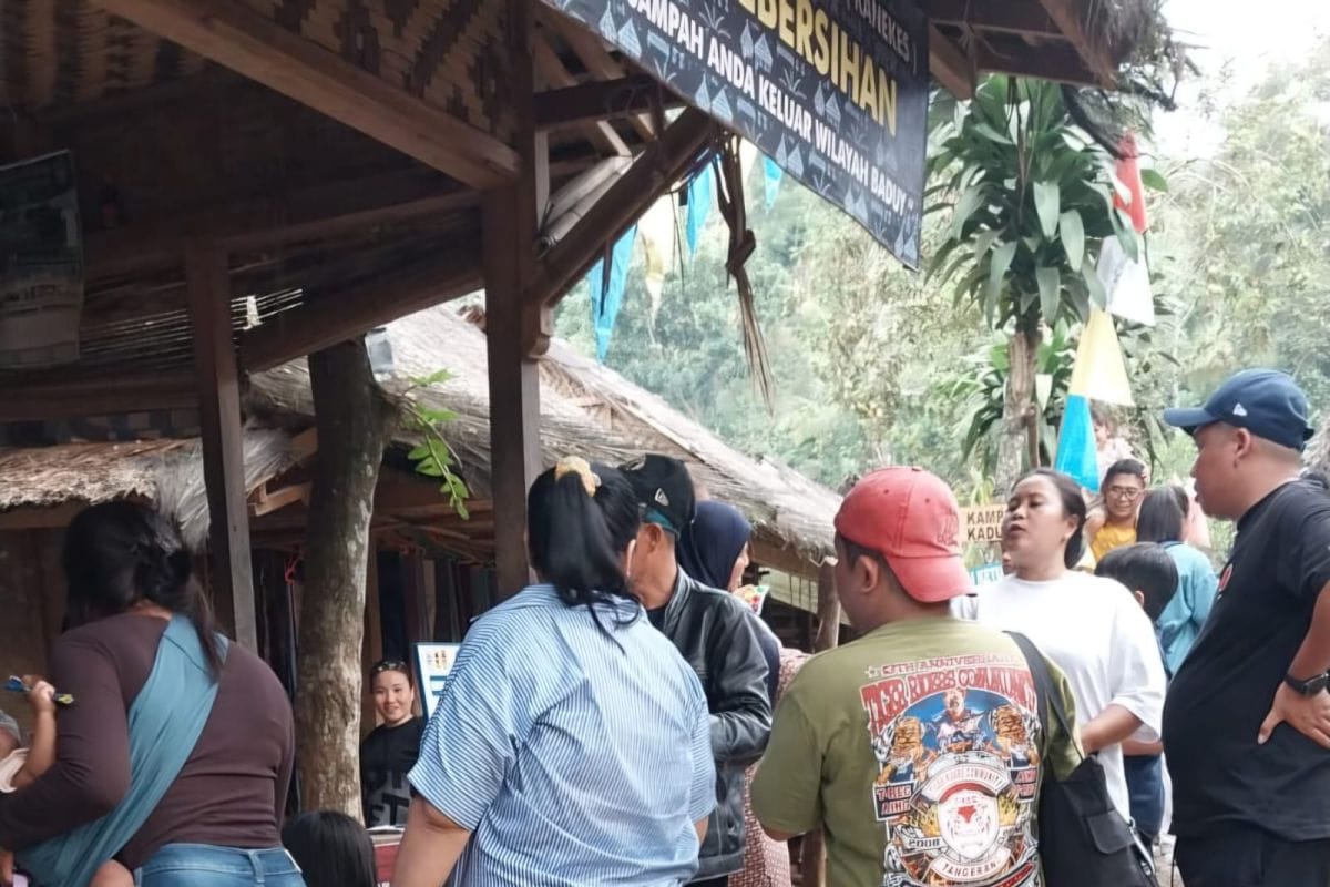 Meningkatnya Kunjungan Wisatawan ke Permukiman Badui dalam Perburuan Durian Meningkatnya Kunjungan Wisatawan ke Permukiman Badui dalam Perburuan Durian