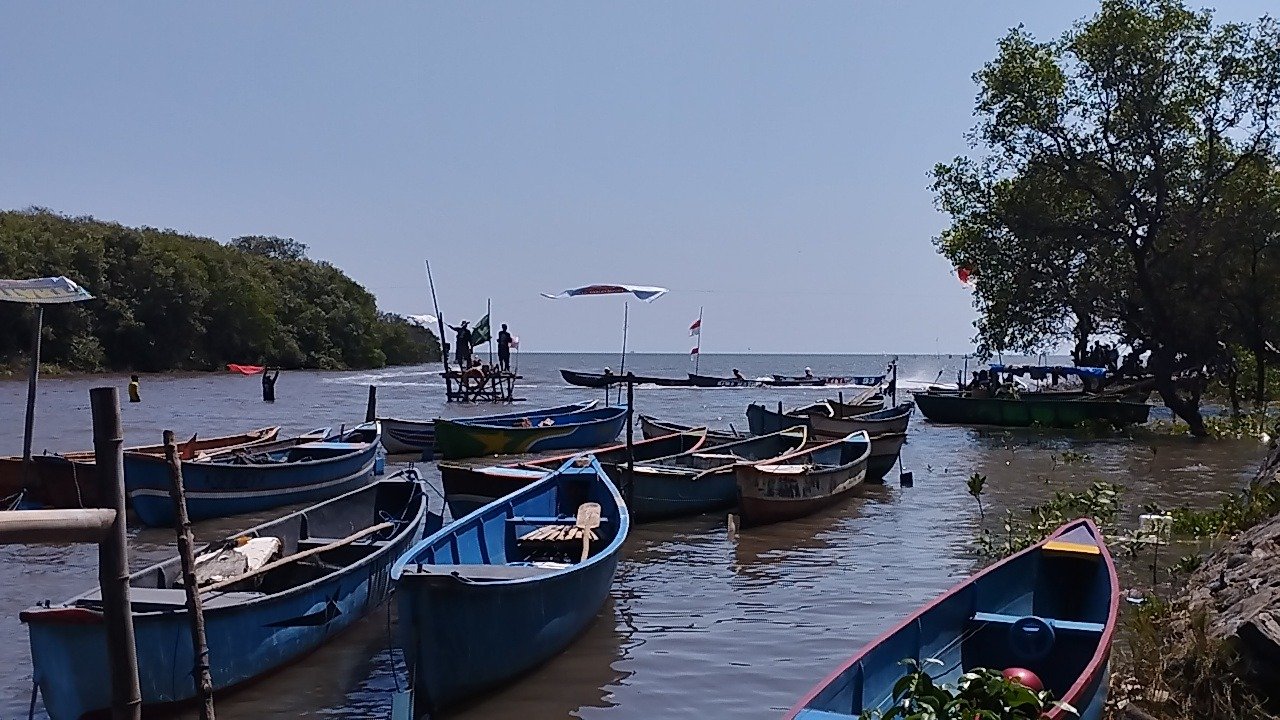 Koramil Sumberasih Kawal dan Amankan Gelaran Tradisi Petik Laut Desa Gili Ketapang