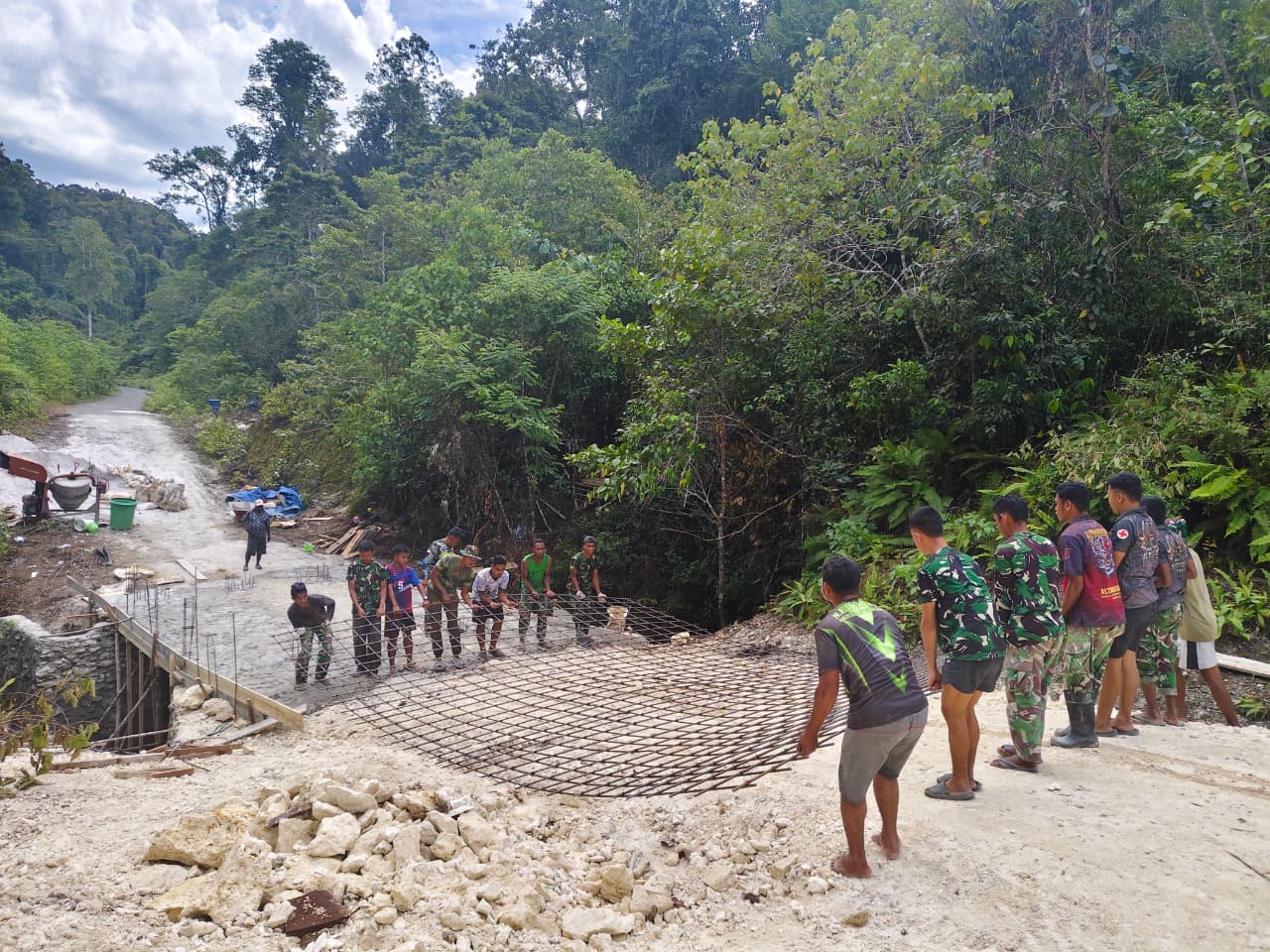 Rehab Jembatan Capai 75 Persen, Satgas TMMD Ke-129 Kodim 1807/Sorong Selatan Perkuat Akses dan Mobilitas Warga