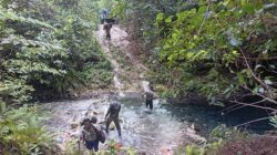 Medan Terjal Tak Surutkan Semangat Anggota Satgas TMMD Ke-129, Gotong Royong Wujudkan Pembangunan di Kampung Sesor