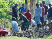 Bahu Membahu Demi Desa Sehat, Satgas TMMD Bersama Warga Bersihkan Saluran Air