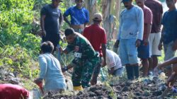 Bahu Membahu Demi Desa Sehat, Satgas TMMD Bersama Warga Bersihkan Saluran Air