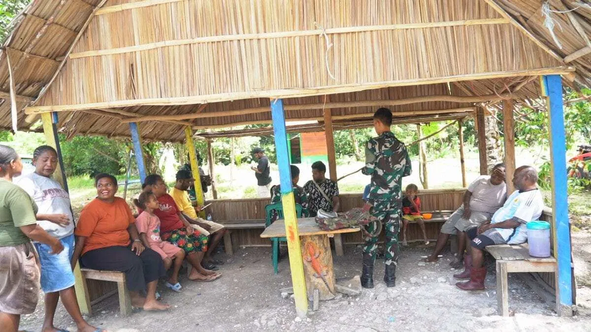 Bukan Sekadar Membangun, TMMD Ke-129 Eratkan Keakraban TNI dan Warga Kampung Sesor