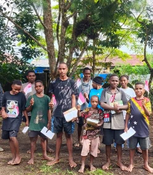 Meriahkan HUT RI ke-81, Tokoh adat sekaligus Rohaniawan Gelar Lomba Berhadiah dan Bagikan Sembako kepada Masyarakat Nduga Meriahkan HUT RI ke-81, Tokoh adat sekaligus Rohaniawan Gelar Lomba Berhadiah dan Bagikan Sembako kepada Masyarakat Nduga