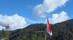 Menembus Keterisolasian Ugimba: Misi Pengabdian Koops TNI Habema Mengibarkan Merah Putih di Kaki Gunung Cartenz