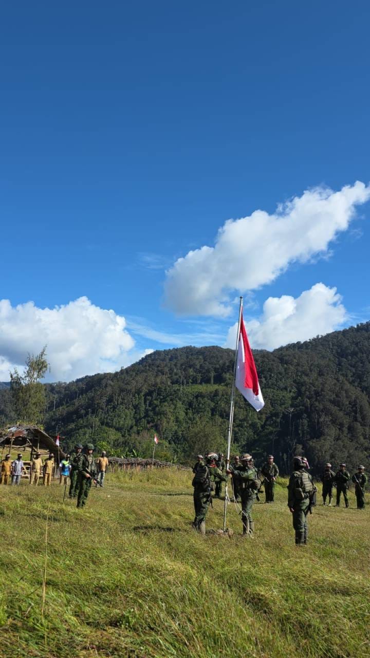 Menembus Keterisolasian Ugimba: Misi Pengabdian Koops TNI Habema Mengibarkan Merah Putih di Kaki Gunung Cartenz Menembus Keterisolasian Ugimba: Misi Pengabdian Koops TNI Habema Mengibarkan Merah Putih di Kaki Gunung Cartenz