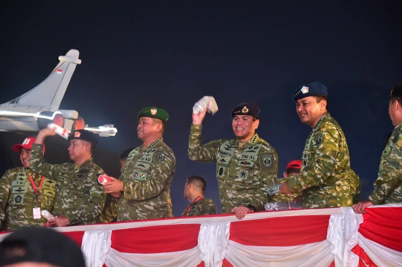 Panglima TNI Hadiri Karnaval Bersatu, Meriahkan Perayaan HUT ke-81 Kemerdekaan RI Panglima TNI Hadiri Karnaval Bersatu, Meriahkan Perayaan HUT ke-81 Kemerdekaan RI
