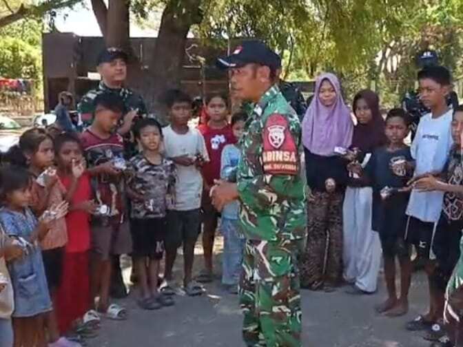 Prajurit Korem 161/Wira Sakti Hadirkan Keceriaan bagi Anak-Anak Terdampak Gempa NTTPrajurit Korem 161/Wira Sakti Hadirkan Keceriaan bagi Anak-Anak Terdampak Gempa NTT