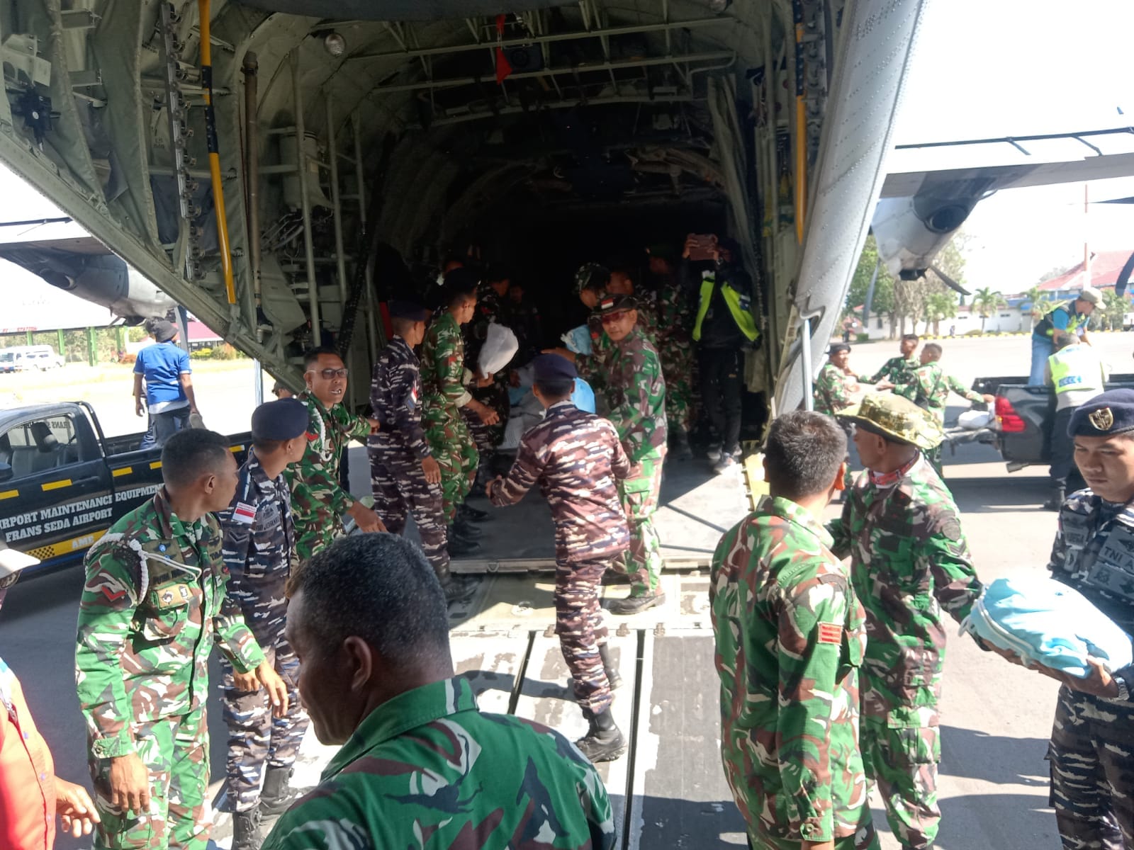 Hari Kesepuluh Penanganan Gempa NTT, TNI Salurkan 825,585 Ton Bantuan