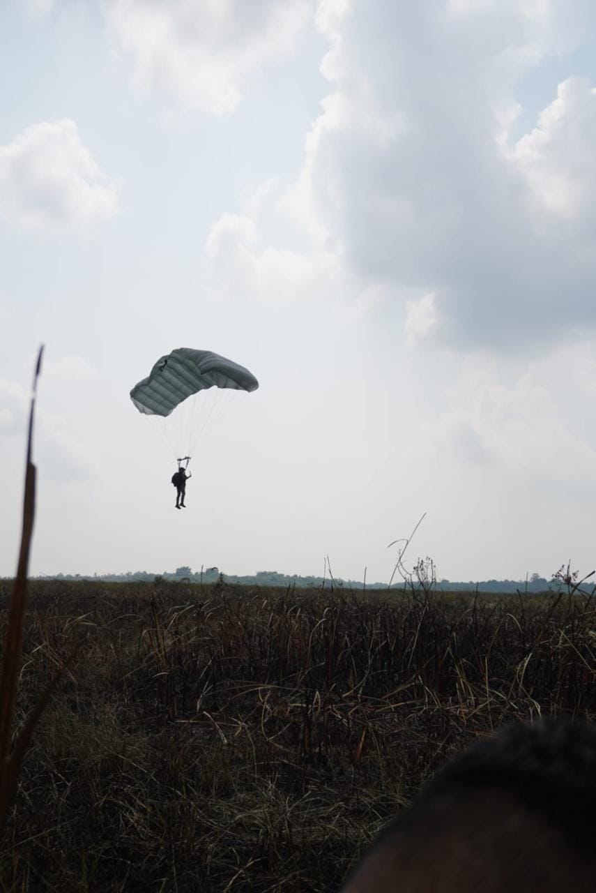 TNI Percepat Penanganan Karhutla Way Kambas, Tim Alfa Diterjunkan dari Udara