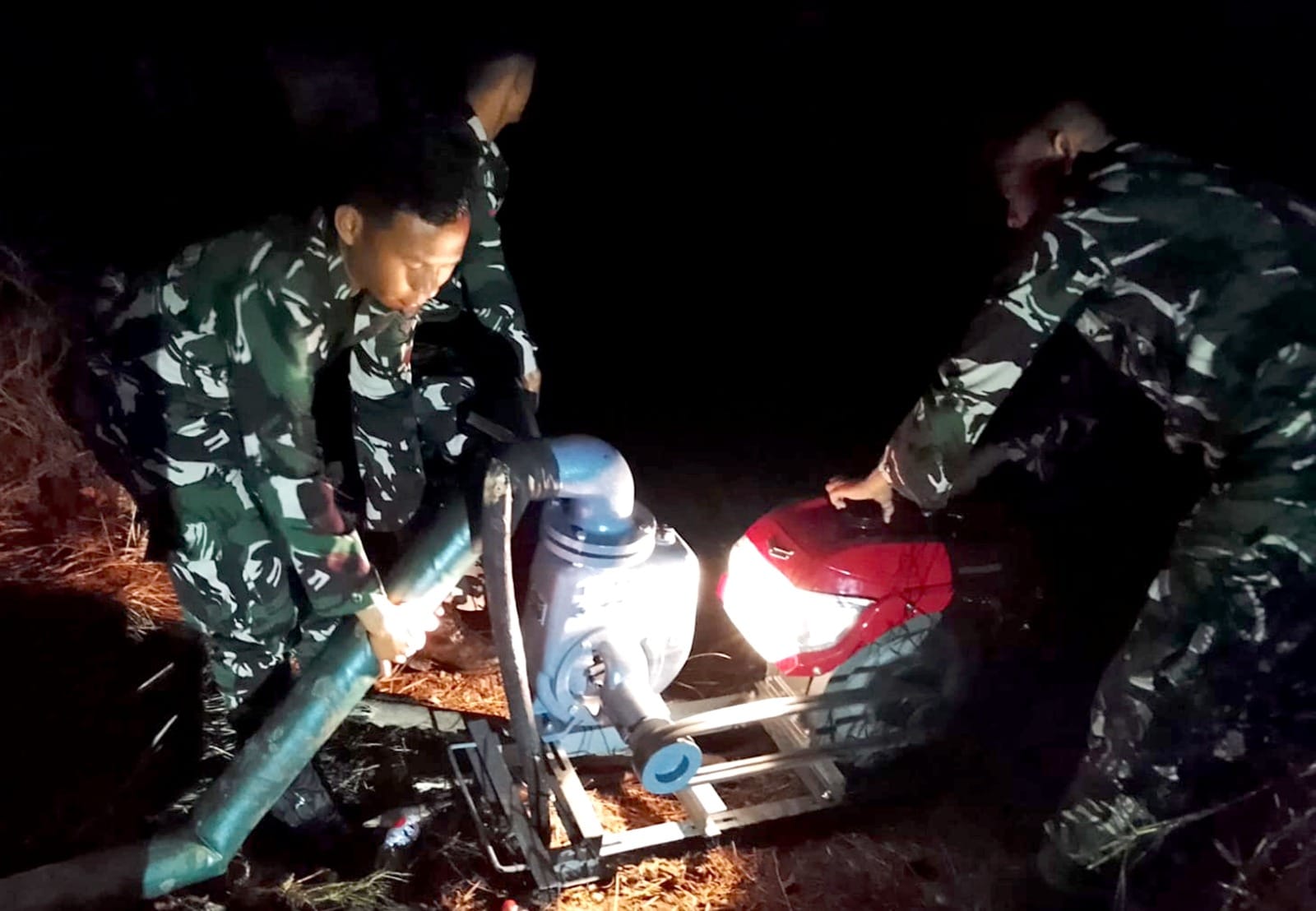 Tembus Kegelapan Malam, Prajurit Lanud Sjamsudin Noor Tetap Sigap dan Semangat Jaga Pompa Bantuan Presiden RI Untuk Suplai Air Pembahasan Gambut