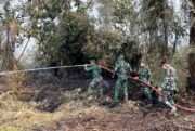 Padamkan Bara di Balik Gambut, Satgas Darat Lanud Sjamsudin Noor Jaga Permukiman Dari Ancaman Karhutla