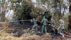 Padamkan Bara di Balik Gambut, Satgas Darat Lanud Sjamsudin Noor Jaga Permukiman Dari Ancaman Karhutla