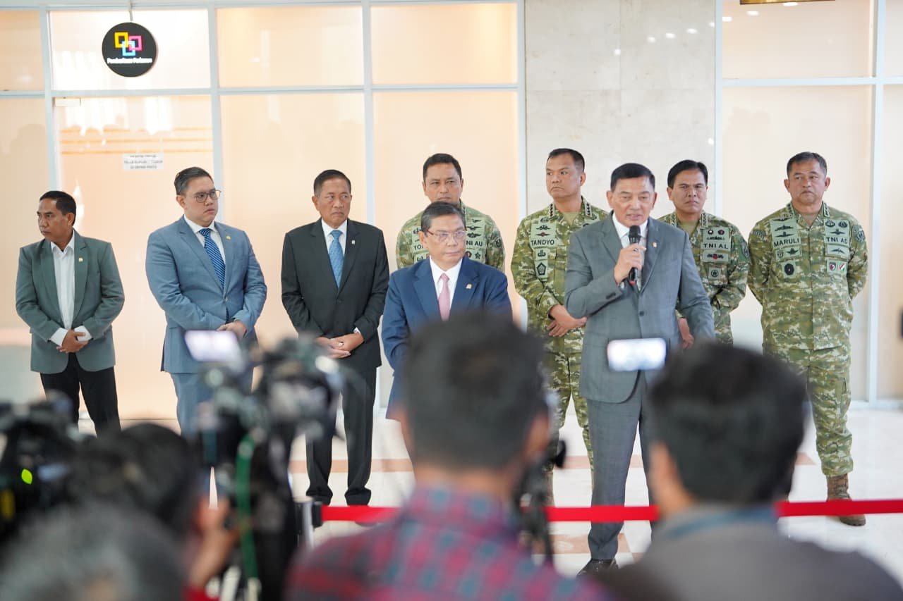 Wapang TNI Dampingi Menhan RI dalam Rapat Kerja Bersama Komisi I DPR RI
