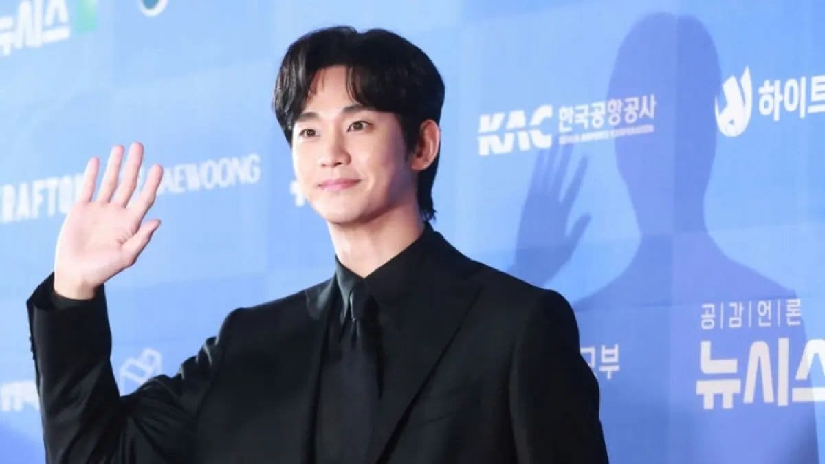 Kembalinya Kim Soo-hyun ke Panggung Publik Setelah 18 Bulan Vakum Kembalinya Kim Soo-hyun ke Panggung Publik Setelah 18 Bulan Vakum